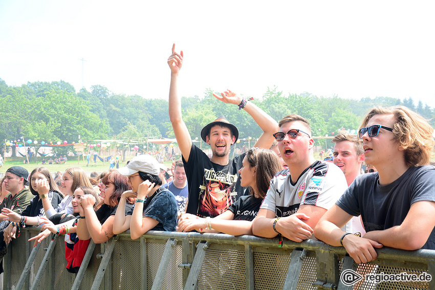 Massendefekt (live auf dem Happiness Festival, 2018)