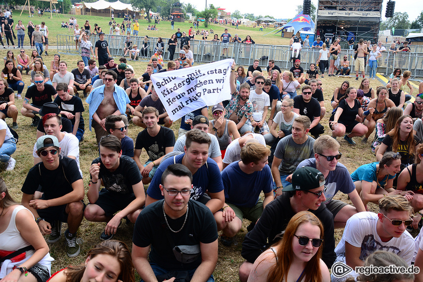 Massendefekt (live auf dem Happiness Festival, 2018)