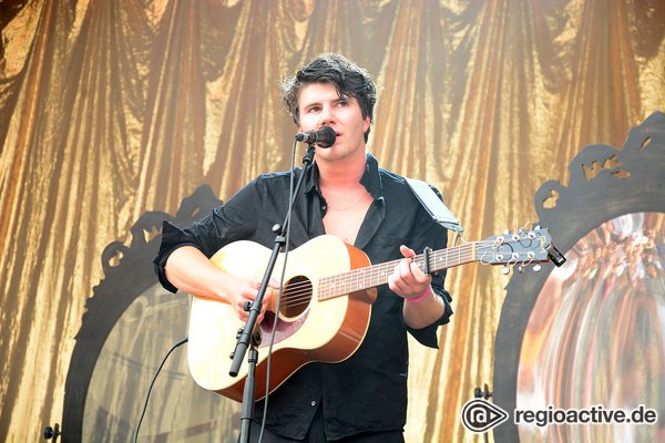 Kreativer Songwriter - Mit Sprachwitz: Fotos von Faber live beim Happiness Festival 2018 