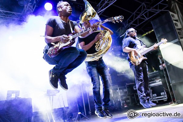 (Fast) 90 Minuten Dauerfeuer - The Roots lassen im Kölner Tanzbrunnen den Groove unterm Regenbogen tanzen 