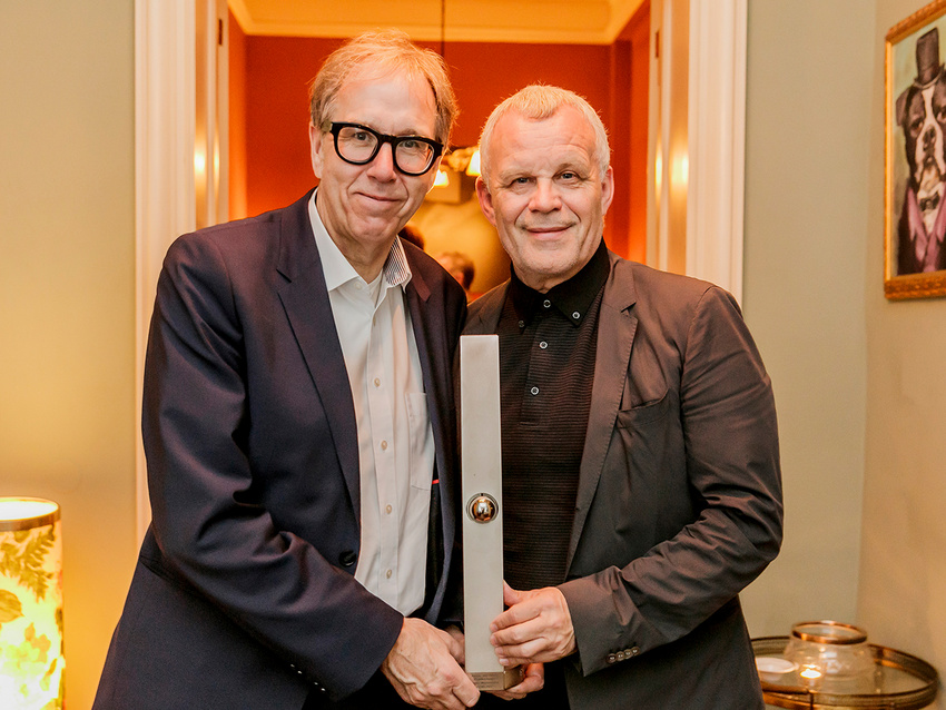 Udo Dahmen und Hubert Wandjo mit dem ECHO, den die Popakademie 2017 erhielt.