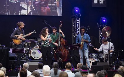 Bass vom Feinsten - Fotos von Juliana Blumenschein live bei den Jazzopen Stuttgart 