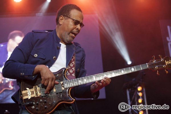 Bass vom Feinsten - Jazz-Funk-Virtuose: Live-Fotos von Stanley Clarke bei den Jazzopen Stuttgart 