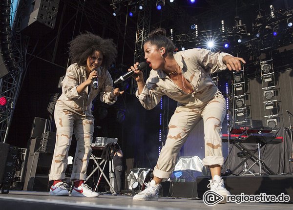 Zwei starke Zwillinge - Bilder von Ibeyi als Opener von Jamiroquai live bei den Jazzopen Stuttgart 