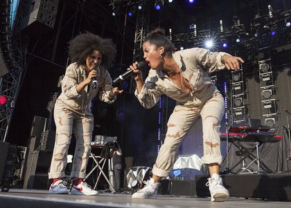 Zwei starke Zwillinge - Bilder von Ibeyi als Opener von Jamiroquai live bei den Jazzopen Stuttgart 