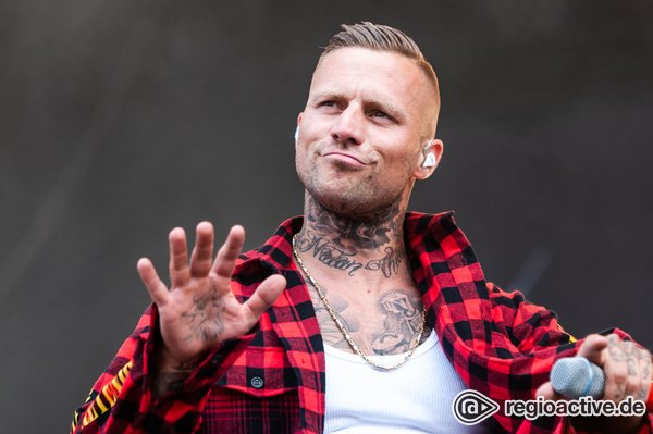 Authentisch - Böser Bube: Fotos von Kontra K live beim Deichbrand Festival 2018 