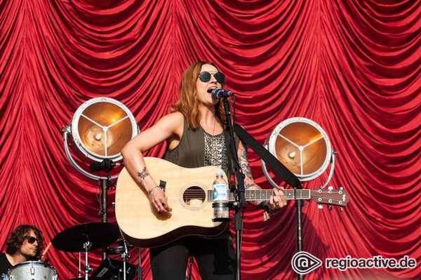 Stimmgewaltig - Amy MacDonald: Bilder der Sängerin live beim Deichbrand Festival 2018 