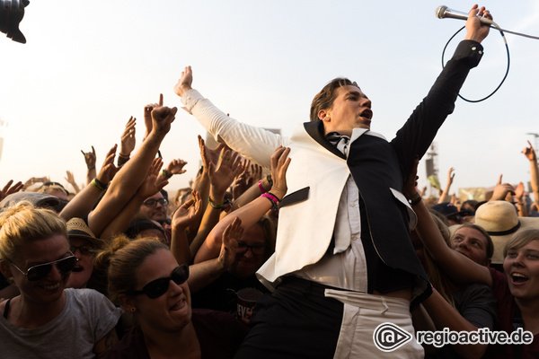 Schwarz und weiß - Exaltiert: Live-Fotos von The Hives beim Deichbrand Festival 2018 