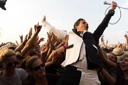 Schwarz und weiß - Exaltiert: Live-Fotos von The Hives beim Deichbrand Festival 2018 