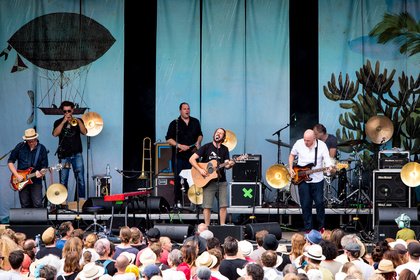 Musik, Wein und Idylle - Heimspiel Knyphausen 2024 bestätigt Gisbert, Die Sterne und Calexico 