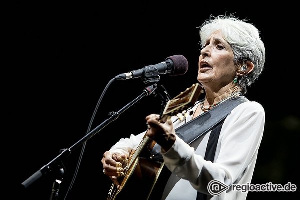 Ein letztes Mal? - Mit Regenbogen: Fotos von Joan Baez live bei Musik im Park in Schwetzingen 