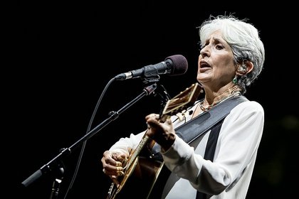 Ein letztes Mal? - Mit Regenbogen: Fotos von Joan Baez live bei Musik im Park in Schwetzingen 