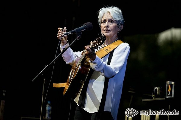 Nach so vielen Jahrzehnten - Joan Baez bei Musik in Park in Schwetzingen: Eine Ära geht im Regen zu Ende 