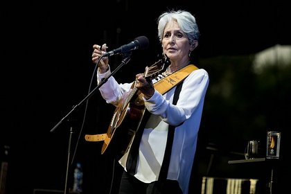 Nach so vielen Jahrzehnten - Joan Baez bei Musik in Park in Schwetzingen: Eine Ära geht im Regen zu Ende 