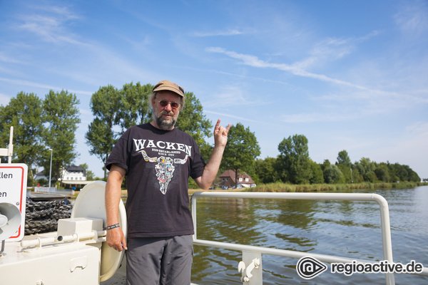 Was gegen die Hitze - Poolparty in Schwarz: Bilder aus dem Freibad Wacken beim WOA 2018 