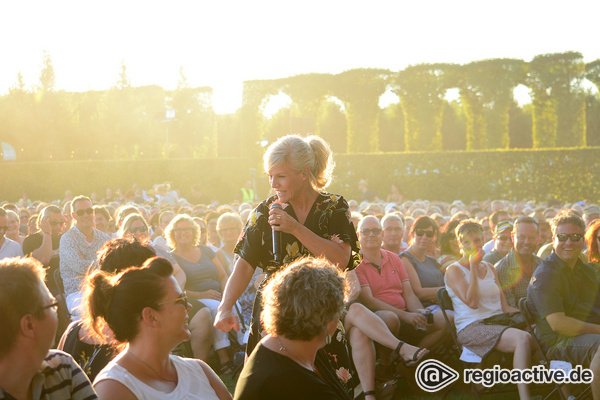 Frei Schnauze - Volksnah: Fotos von Ina Müller live bei Musik in Park in Schwetzingen 