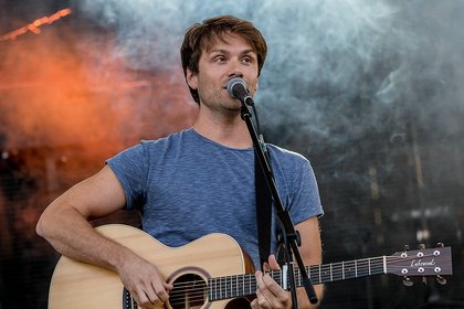 Sympathisch - Fotos von Marcel Brell als Opener von a-ha live auf der Loreley 