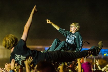 Crowdsurfing im Rollstuhl - Heiß & trocken: Impressionen vom Donnerstag beim Summer Breeze 2018 