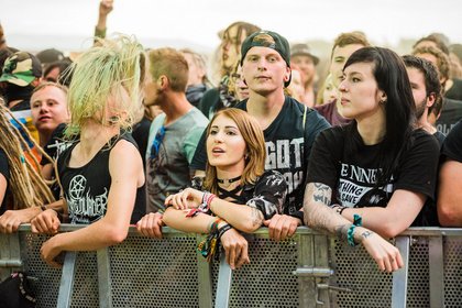 Schilder und Crowdsurfer - Metal deluxe: Impressionen vom Freitag beim Summer Breeze 2018 