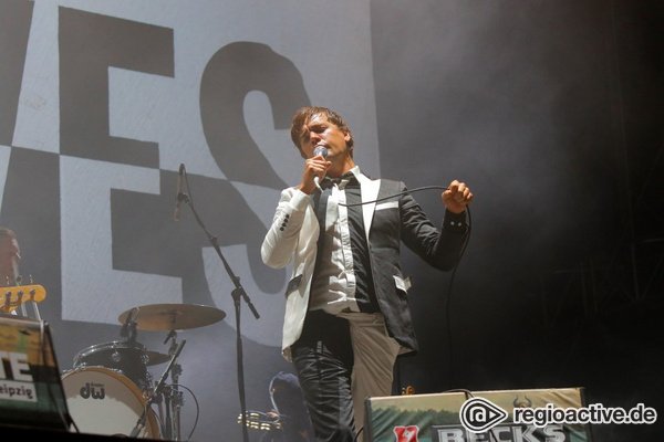 Rock in Schwarz-Weiß - Auf Tuchfühlung: Fotos von The Hives live auf dem Highfield Festival 2018 