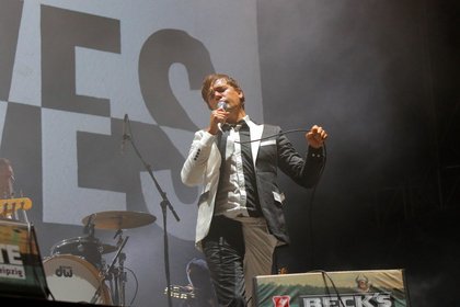 Rock in Schwarz-Weiß - Auf Tuchfühlung: Fotos von The Hives live auf dem Highfield Festival 2018 