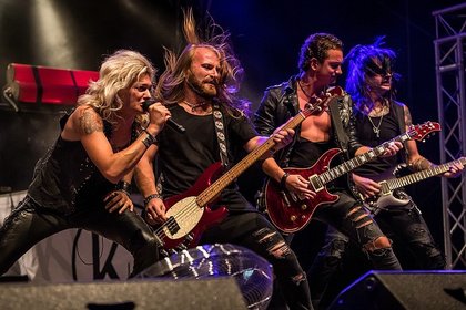 Hard-Rock vom Feinsten - Kissin' Dynamite: Bilder ihres tobenden Gigs bei Rock im Hinterland 2018 