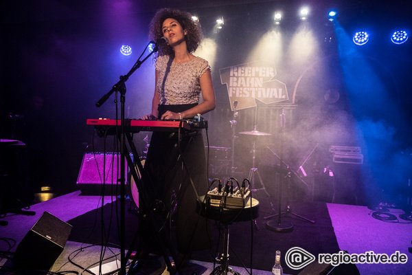 künstlerisch - Jessica Einaudi: Bilder des Multitalents live beim Reeperbahn Festival 2018 