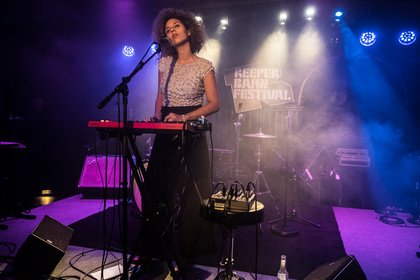 künstlerisch - Jessica Einaudi: Bilder des Multitalents live beim Reeperbahn Festival 2018 