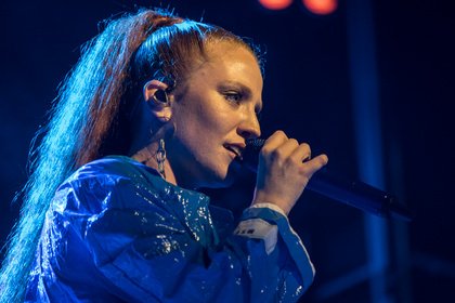 Britische Chartstürmerin - Ausdrucksstark: Fotos von Jess Glynne live beim Reeperbahn Festival 2018 