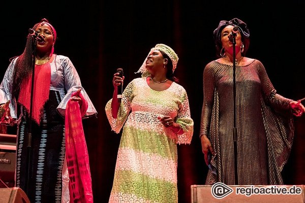 Supergroupkollektiv - Les Amazones d'Afrique eröffnen das 20. Enjoy Jazz Festival mit Grooves und Liebe 