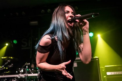 Bestens aufgelegt - Female Metal Voices Tour 2018: Live-Bilder von Skarlett Riot in Mannheim 