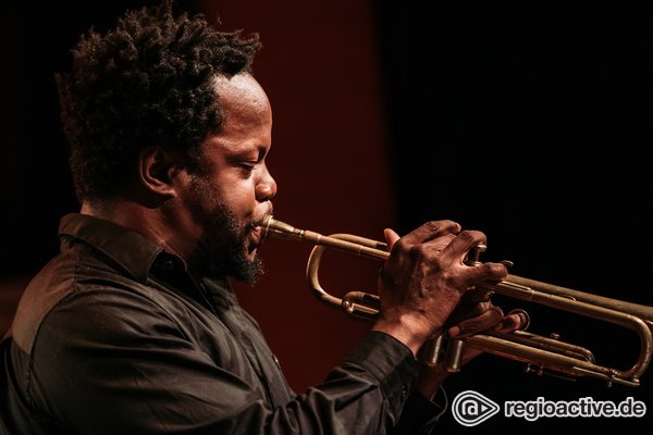 Tradition und Moderne - Kreativ: Bilder von Ambrose Akinmusire live bei Enjoy Jazz 2018 in Ludwigshafen 