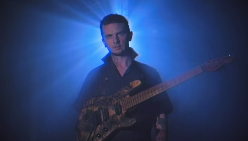 Halloween-Grusel mit Ernie Ball: Jason Richardson rockt als Michael Myers