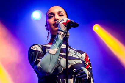 Im Mittelpunkt - Stimmwunder: Bilder von Jorja Smith live in der Batschkapp Frankfurt 