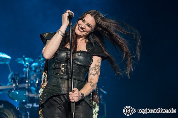 Voll dabei - In Leder: Live-Fotos von Nightwish in der Barclaycard Arena Hamburg 