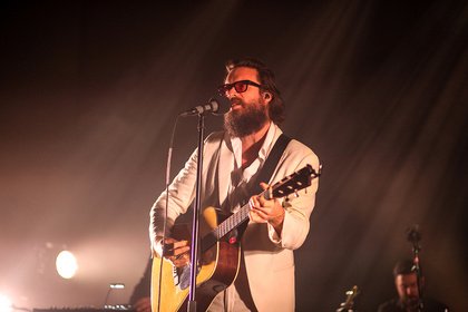 (Where's the) real emotion, baby? - Father John Misty lässt in Darmstadt Lebendigkeit vermissen 