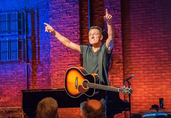 Abschluss - Bruce Springsteen veröffentlicht Live-Album "On Broadway", Netflix-Special 