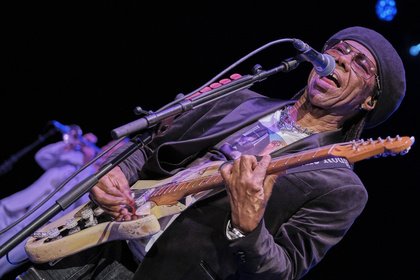 Funky - Discostars: Fotos von Nile Rodgers & Chic live in der Jahrhunderthalle Frankfurt 