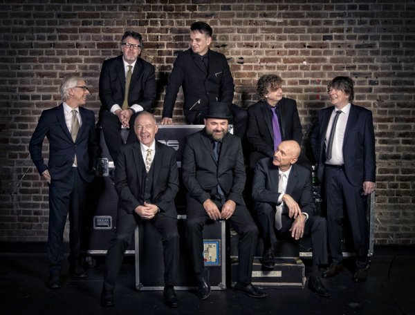 Ein fünfzigjähriges purpurrotes Vergnügen - King Crimson spielen in Frankfurt ein Konzert wie aus einem Guss 