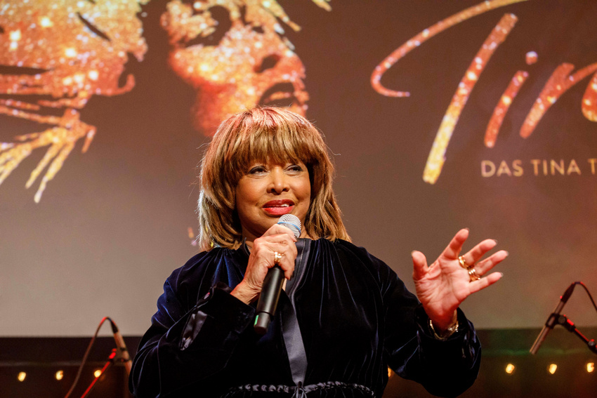 Tina Turner präsentiert die Hauptdarstellerin Kristina Love, die die Titelrolle in Tina - Das Tina Turner Musical in Hamburg übernehmen wird.