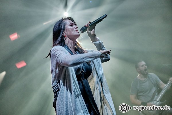 Mit wehenden Fahnen - Intensiv: Bilder von Within Temptation live in der Jahrhunderthalle Frankfurt 