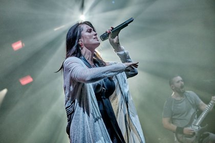 Mit wehenden Fahnen - Intensiv: Bilder von Within Temptation live in der Jahrhunderthalle Frankfurt 