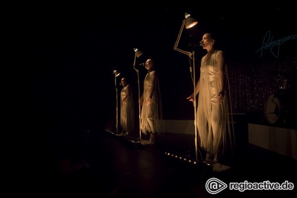 Zweischneidiges Gesamtkunstwerk - Laing in der Heidelberger halle02: Die große Performance kleiner Tanzschritte 