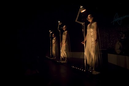 Zweischneidiges Gesamtkunstwerk - Laing in der Heidelberger halle02: Die große Performance kleiner Tanzschritte 