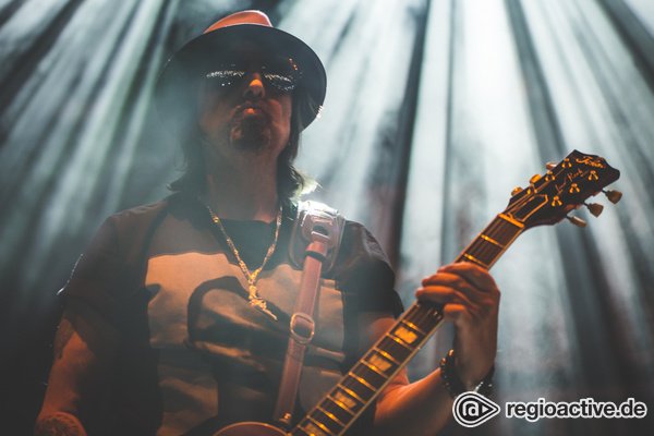 Vater und Söhne - Bilder von Phil Campbell & The Bastard Sons als Opener von Slash live in Offenbach 