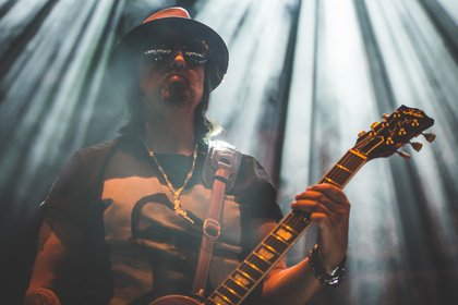 Vater und Söhne - Bilder von Phil Campbell & The Bastard Sons als Opener von Slash live in Offenbach 