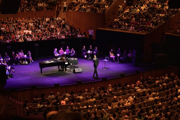 Eindrucksvoll offen - Nick Cave stellt sich in Wiesbaden intimen Fragen seiner Fans 