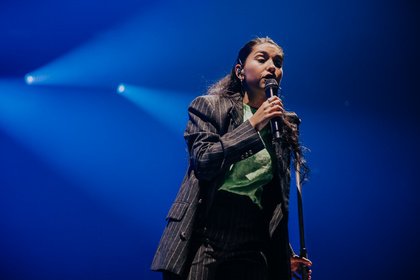 Leidenschaftlich - Fotos von Alessia Cara als Opener von Shawn Mendes live in Köln 