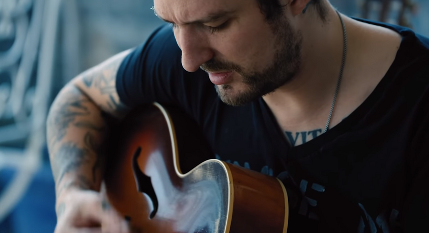 "Unearthed": Ernie Ball präsentiert intimes Portrait von Frank Turner