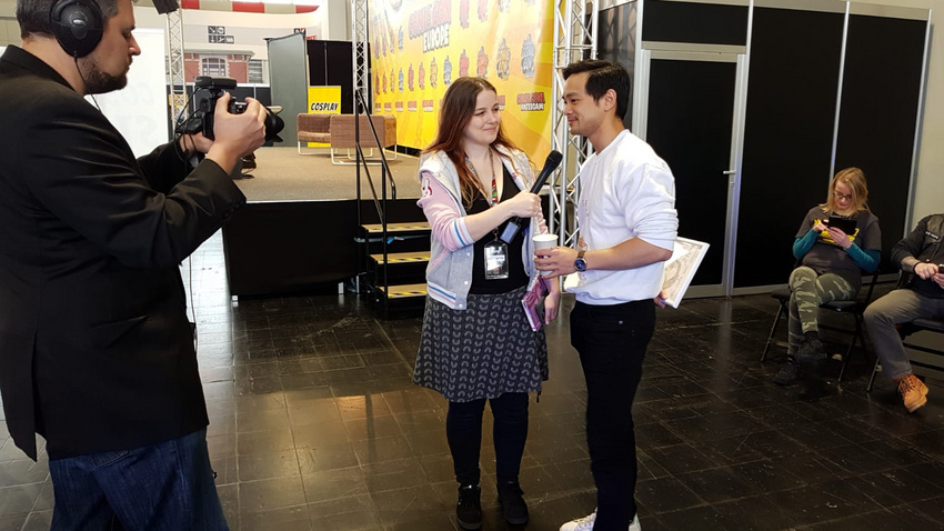 Osric Chau (Supernatural) gibt auch abseits der Panels Interviews.